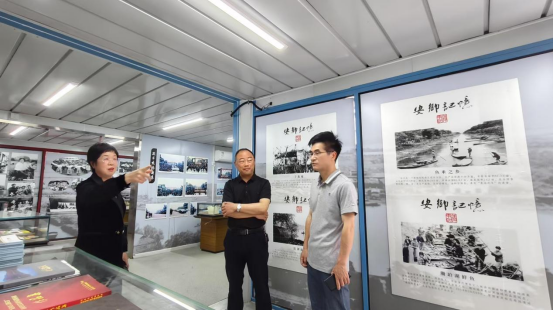 胡秋兰指导安乡老照片布展工作